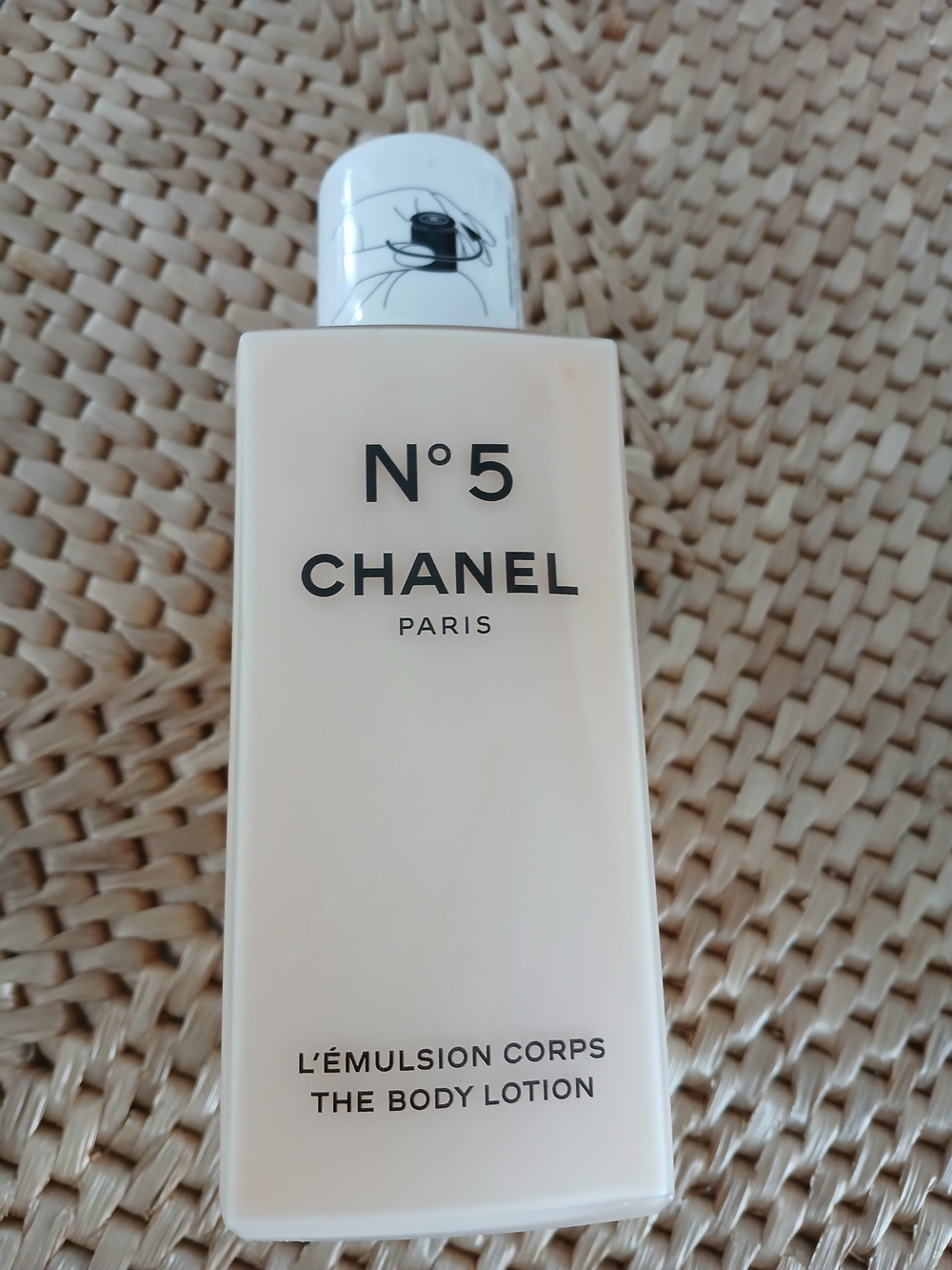 CHANEL N°5 Delicate Moisturizing Lotion - Cream White Bottle